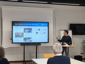 Dozent vor Bildschirm